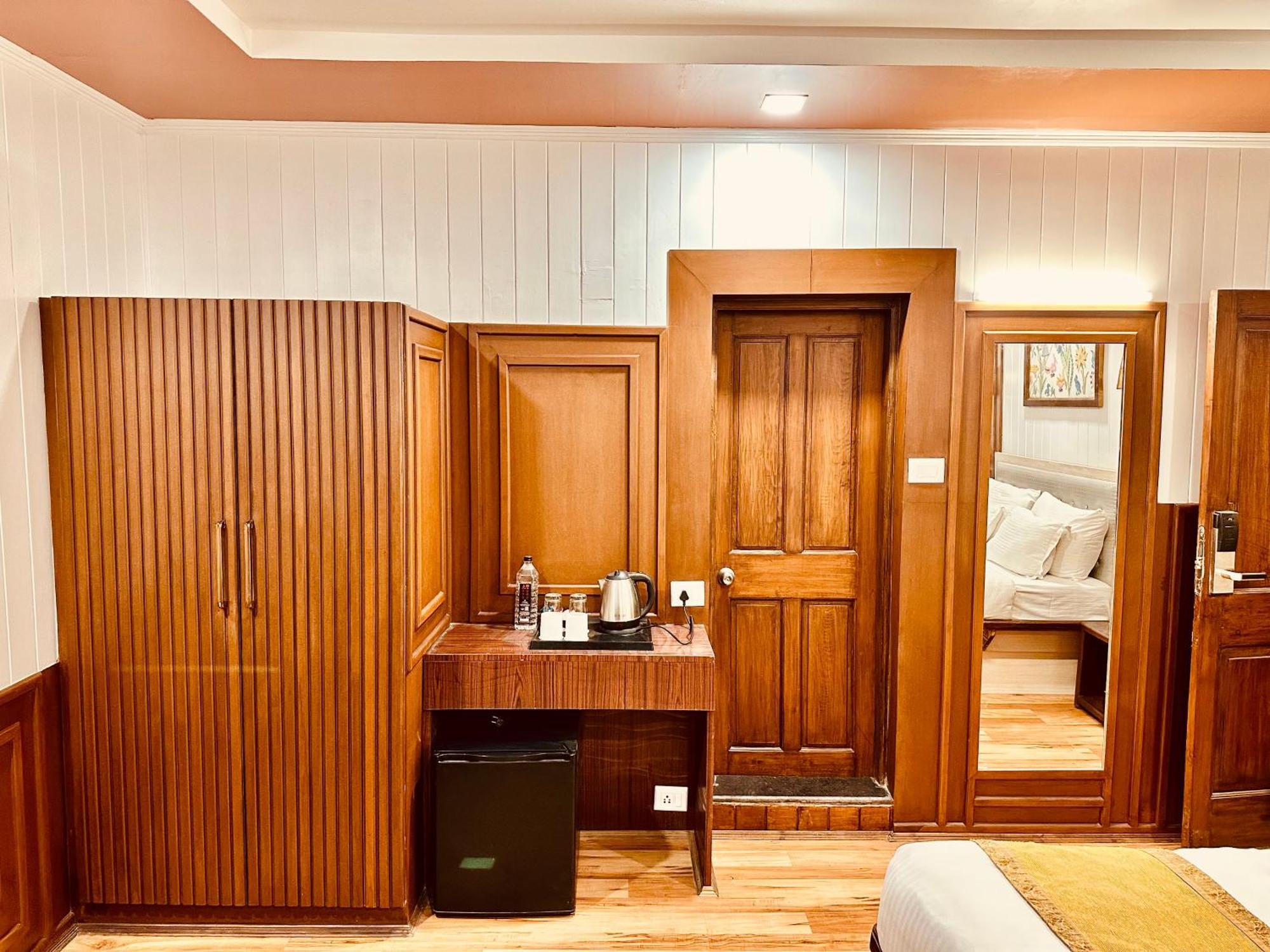 Walisons Hotel Srinagar  Exterior photo
