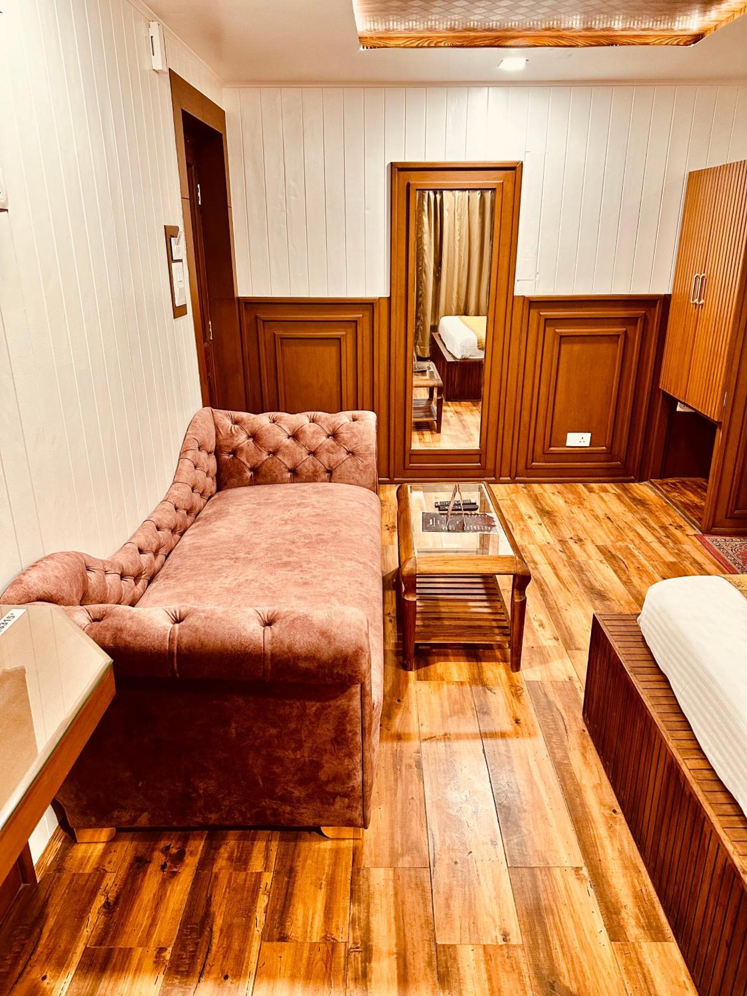 Walisons Hotel Srinagar  Exterior photo