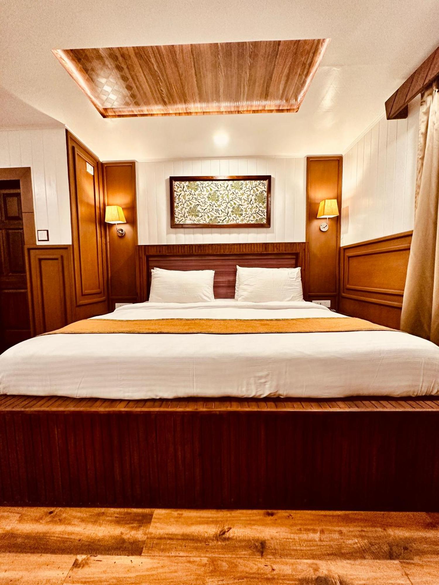 Walisons Hotel Srinagar  Exterior photo