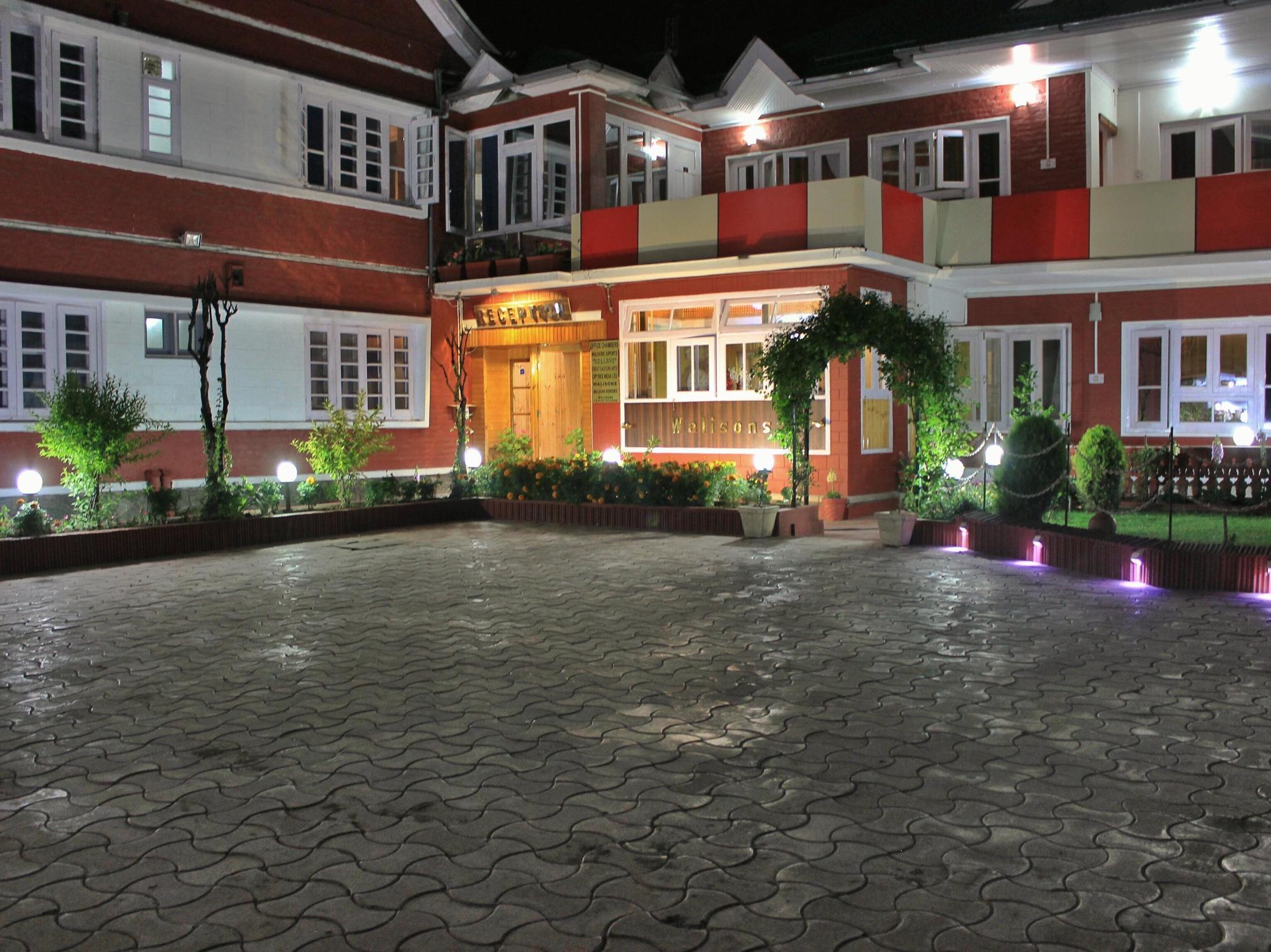 Walisons Hotel Srinagar  Exterior photo