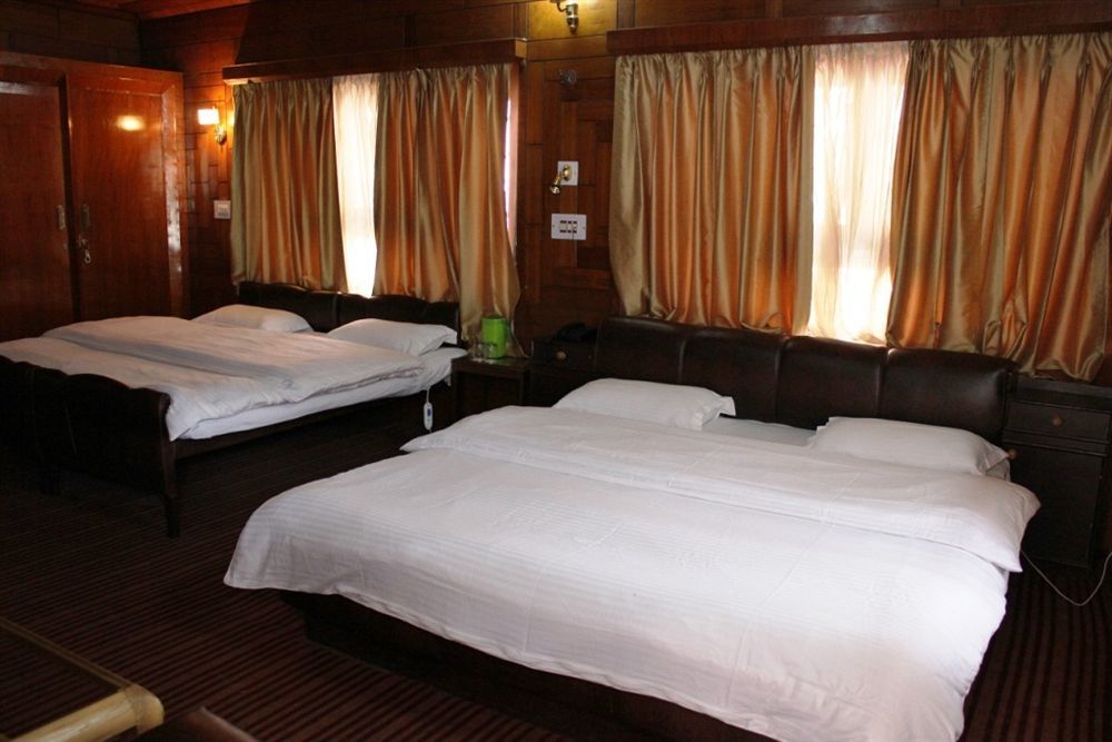 Walisons Hotel Srinagar  Exterior photo