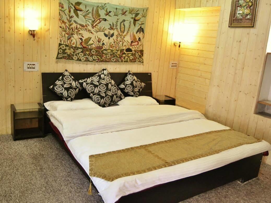 Walisons Hotel Srinagar  Exterior photo