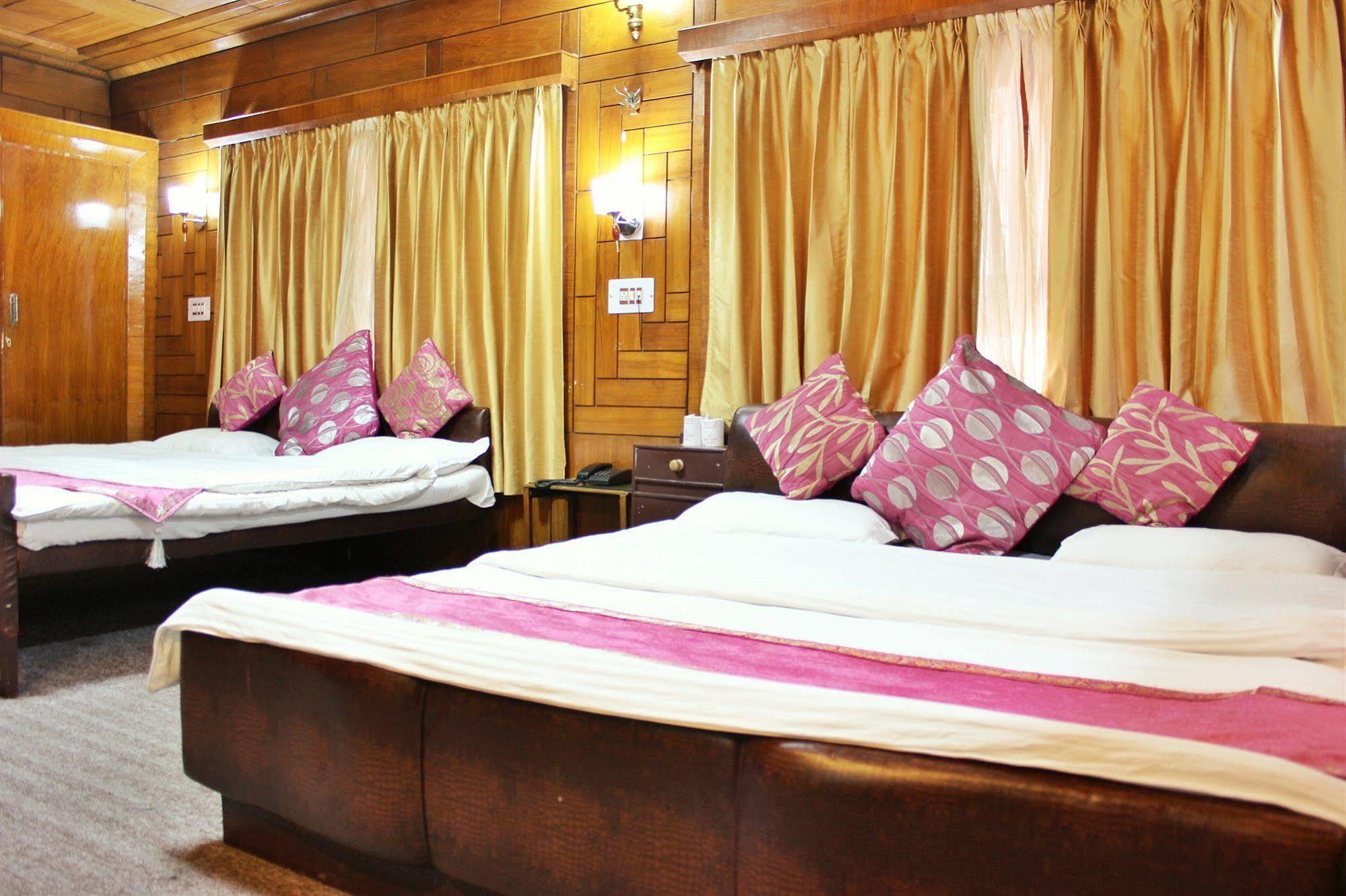 Walisons Hotel Srinagar  Exterior photo