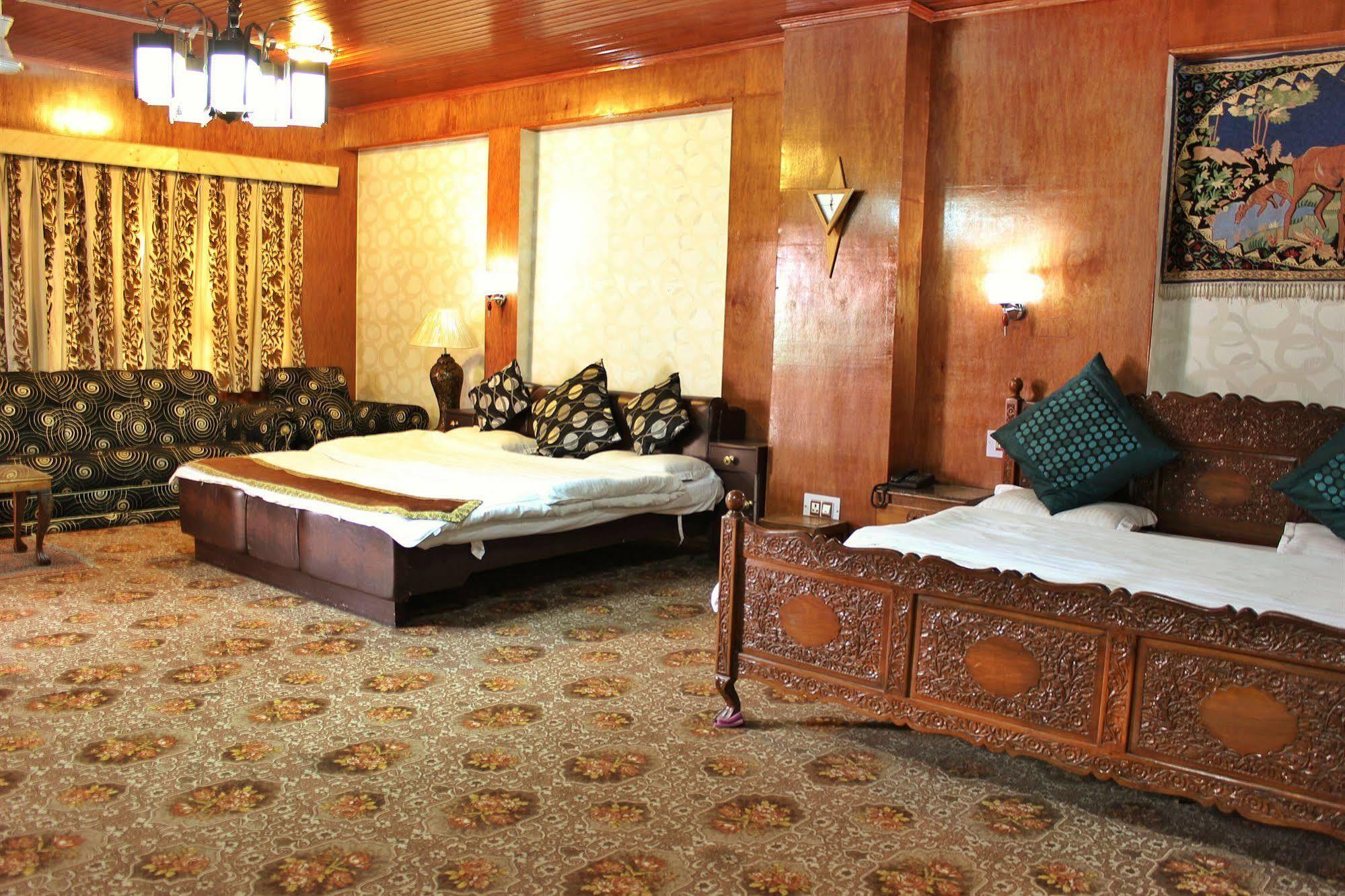 Walisons Hotel Srinagar  Exterior photo