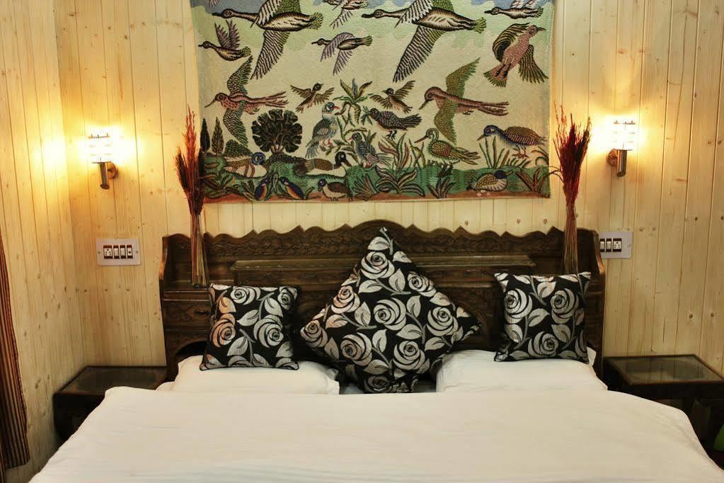 Walisons Hotel Srinagar  Exterior photo